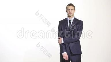 肢体语言。 穿商务服的男人孤立的白色背景。 手臂和手的手势。 他所形成的部分屏障